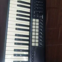 یک عدد کیبورد موسیقی Midi keyboard