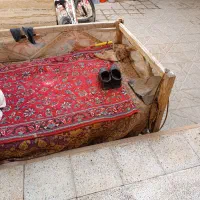 یک تخت چوبی