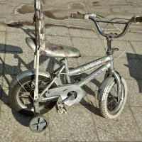 دوچرخه ۱۲ همراه با کمکی