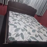 تخت خواب همراه تشک و دوتا پاتختی