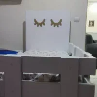 تخت کنار مادر