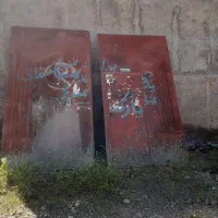یک عدد.درب سالم وتمیز به عرض ۳/۵۰وارتفاع۳متر