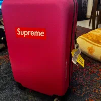 یک عدد چمدون صورتی بزرگ