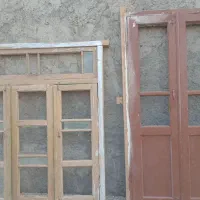 در وپنجره قدیمی چوبی