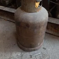 تعدادی کپسول گاز فروشی