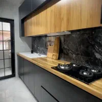 کابینت هایگلاس مشکی و طرح چوب