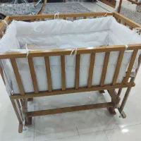 تخت کنار مادر