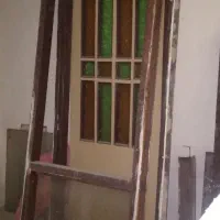 درب چوبی و سنگ روشویی