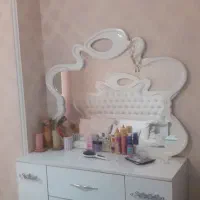 تخت دونفره همراه اینه ومیز کشو دار ودوپاتختی