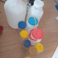 تعدادی دبه پلاستیکی