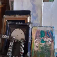 تعدادی قاب عکس و بوم نقاشی خام و چاپی