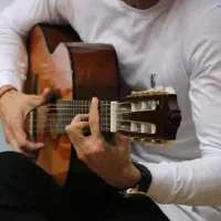 آموزش گیتار پاپ مقدماتی و خوانندگی