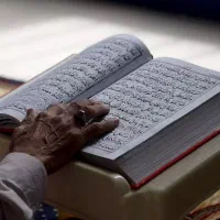 قاری قرآن سر مزار اموات