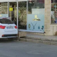 مغازه دونبش بر خیابان اصلی