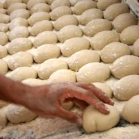 نانوایی بربری به خمیر چونه گیر نیازمندیم