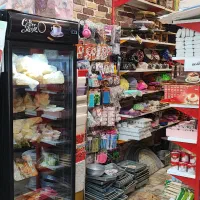 همکار خانوم در لوازم قنادی