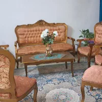 مبل ۹نفره تمیز و سالم همراه با میز وسط