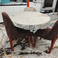 میز نهار خوری با چهار صندلی در حد نو