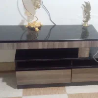 تعدادی وسیله شامل .زیرتلوزیون ،بوفه جدتر.آینه ومیز