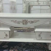 میز تلویزیون و ساعت