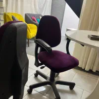 ۲عدد صندلی چرخ دار سالم با میز گرد بزرگ ام دی اف