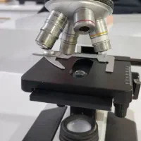 میکروسکوپ دو چشمی دقیق و تمیز