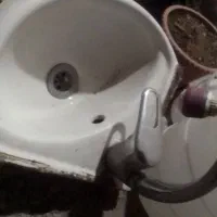 روشویی سه گوش کم جا با شیر