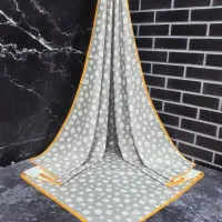روسری طرح بابونه طوسی و مشکی