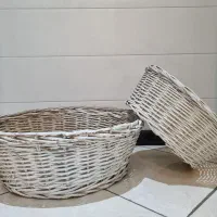 سبد حصیری و حلقه گل دیواری