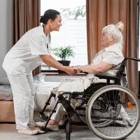 مراقب سالمند خانم در تخت برای شب ها