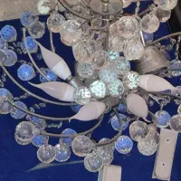 لوستر قدیمی با لامپ