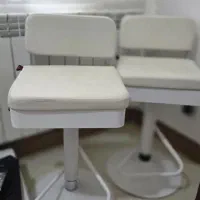 صندلی سفید.