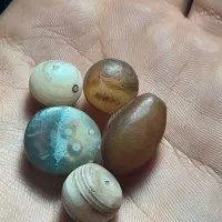 تعدای سنگ و مهره کهنه