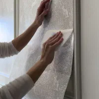 نصاب کاغذ دیواری ، پوستر و برچسب