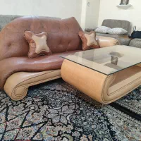 مبل سه نفره(چستر)و جلو مبلی دو عدد کوسن.