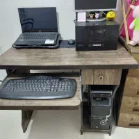 میز تحریر و کامپیوتر