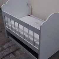 تخت کنار ما در