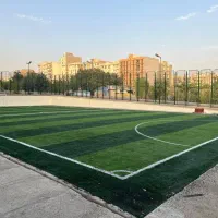 بازیکن فوتبال چمن مصنوعی زمین کوچک ( تفریحی )