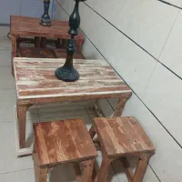 میز و چهارپایه چوبی