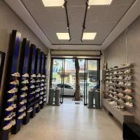 دکور مغازه کتونی فروشی