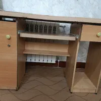 میز تحریر و کامپیوتر