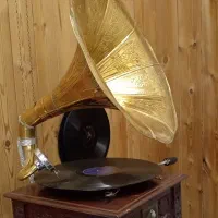 گرامافون هندلی قدیمی چوبی|کلکسیون اشیاء عتیقه|قزوین, |دیوار