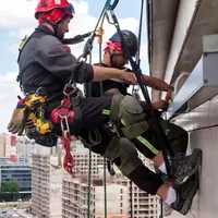 راپل طناب کار در ارتفاع پیچ رولپلاک نما