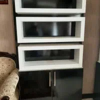 قفسه ایستاده ام دی اف و یکدست مبل راحتی تمیز