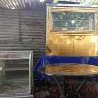 یک عدد یخچال و ویترین کبابی با چهارچرخ زیر یخچال