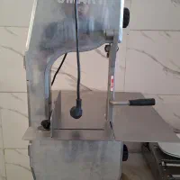 اره استخوان بر رو میزی در حد نو