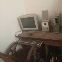 میز کامپیوتر و صندلی و کامپیوتر