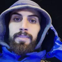 اپراتور تازه‌کار بیل مکانیکی آماده همکاری