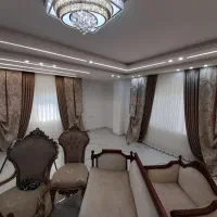 شاگرد در نصب پرده