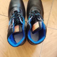 یک جفت کفش  ایمنی|کیف، کفش، کمربند|مسجد سلیمان, |دیوار